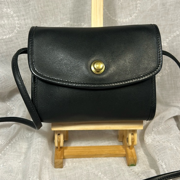 Coach Handbags - Coach Vintage elegant leather bag purse with pull lock closure made in USA